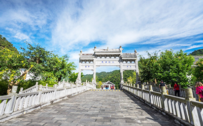 “五一”假期，測(cè)溫門(mén)助力各大景區(qū)疫情防控